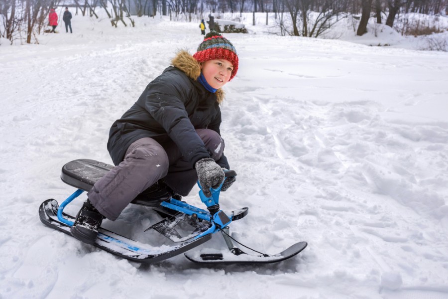 Quelles sont les différences entre luge sur ski et luge traditionnelle ?
