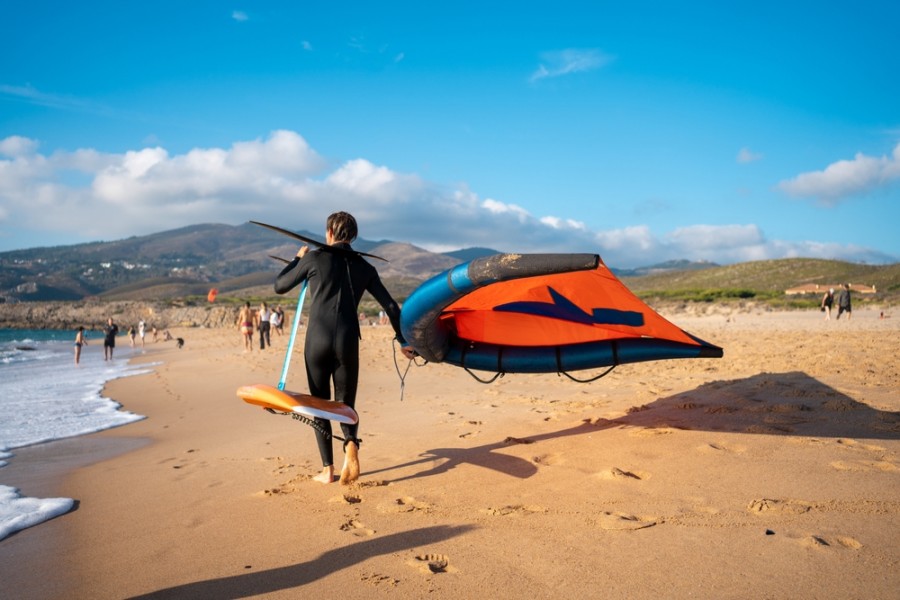 Comment choisir son équipement de wing surf pour débutant ?