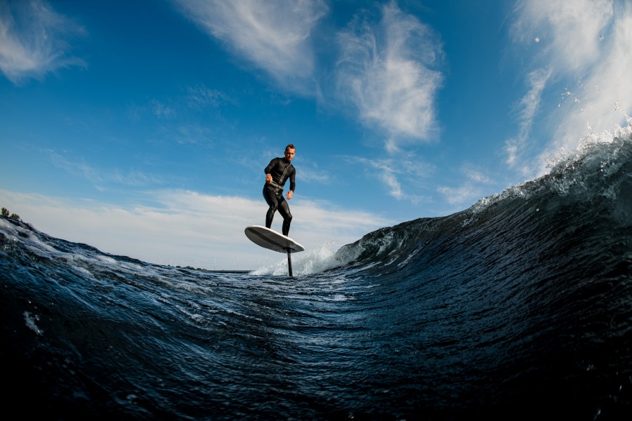 Découvrez le Surf electrique foil, une nouvelle activité nautique